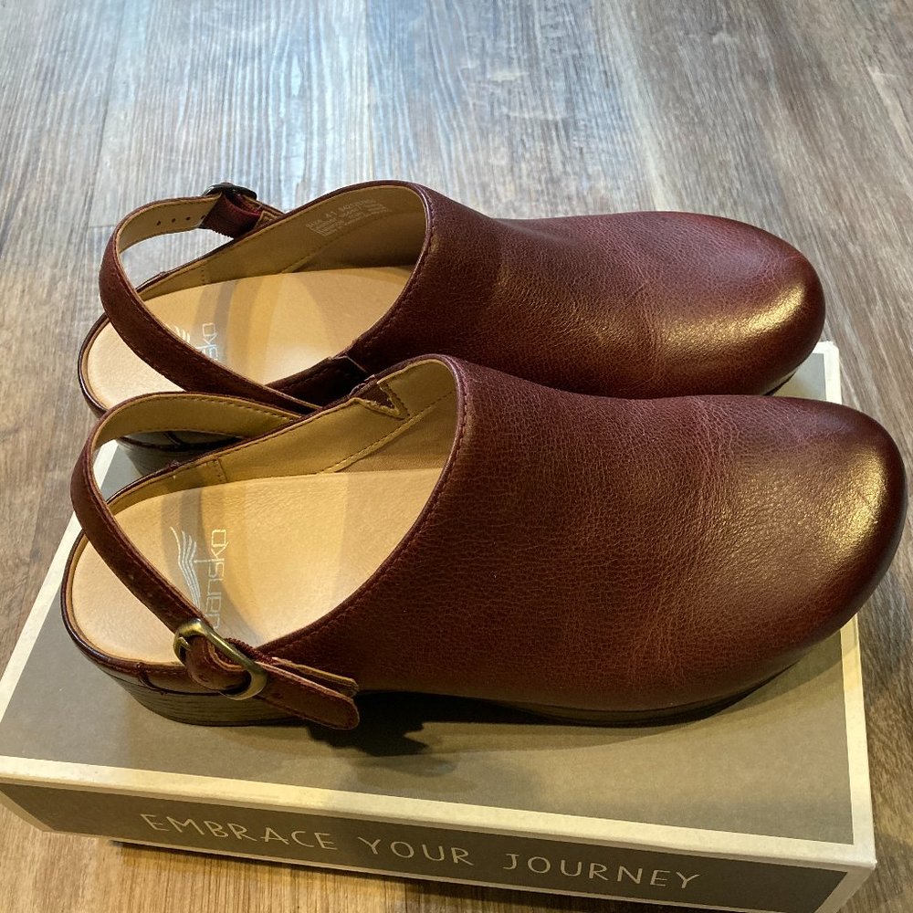 Dansko Berry Burgundy Burnished Leather Clog with Strap Size 41/10.5 BRAND NEW!